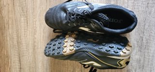 Botas de fútbol Joma turf negras y doradas