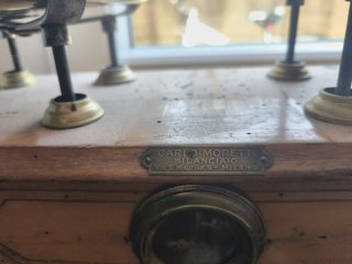 Bilancia antica in legno con pesi