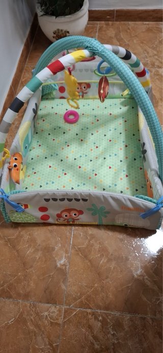 Parque infantil con juguetes