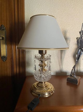 Lámpara de mesilla dorada y cristal