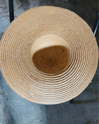 Cappello di paglia con fiori e velo