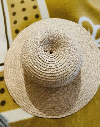 Cappello di paglia con fiori e velo