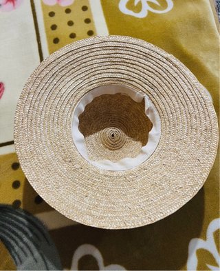 Cappello di paglia con fiori e velo