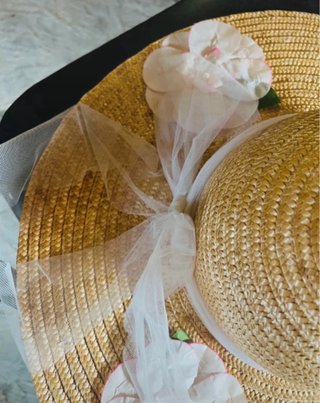 Cappello di paglia con fiori e velo