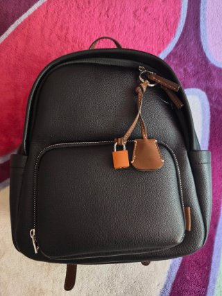 Mochila negra con detalles marrones