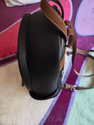 Mochila negra con detalles marrones