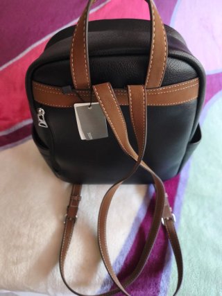 Mochila negra con detalles marrones