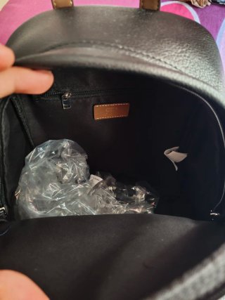 Mochila negra con detalles marrones