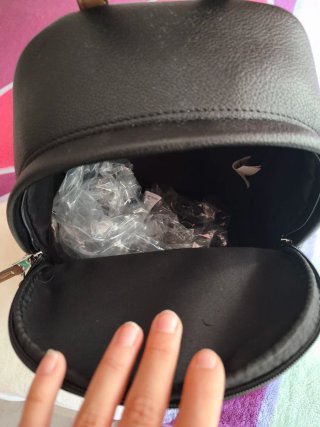 Mochila negra con detalles marrones