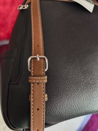 Mochila negra con detalles marrones