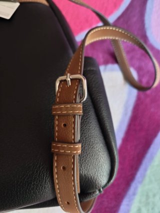 Mochila negra con detalles marrones
