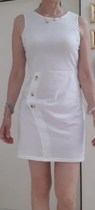 Vestitino bianco con bottoni