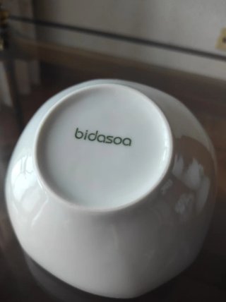 Dos tazones de porcelana blanca
