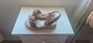 Sandalias de cuña con tiras trenzadas