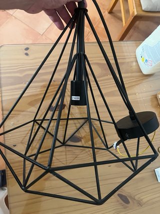 Lámpara de metal negra geométrica
