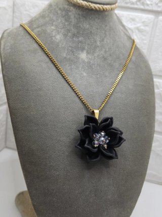 Collar Flor Negra Acero Quirúrgico Baño Oro