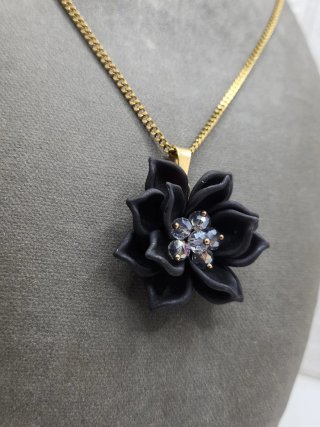 Collar Flor Negra Acero Quirúrgico Baño Oro