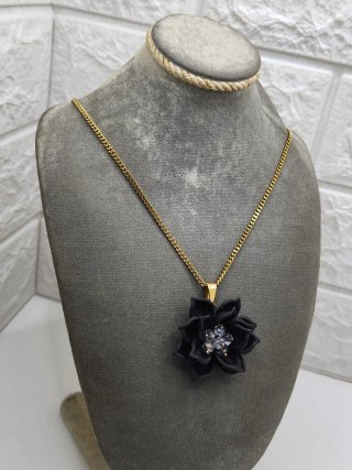 Collar Flor Negra Acero Quirúrgico Baño Oro