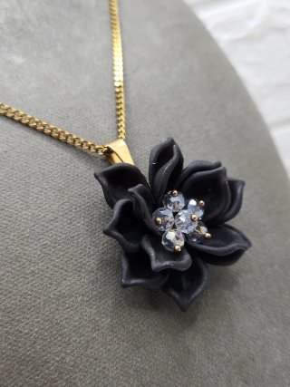 Collar Flor Negra Acero Quirúrgico Baño Oro