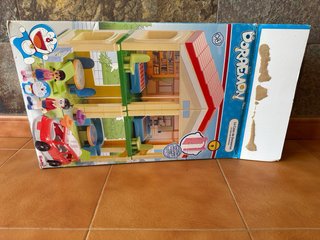 Casa Doraemon con figuras ,coche y puerta mágica