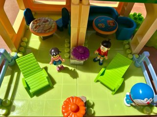 Casa Doraemon con figuras ,coche y puerta mágica
