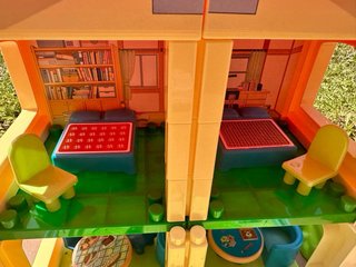 Casa Doraemon con figuras ,coche y puerta mágica