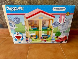 Casa Doraemon con figuras ,coche y puerta mágica