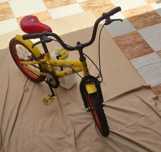 Bicicleta infantil amarilla