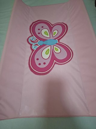 Cambiador bebé rosa con mariposa