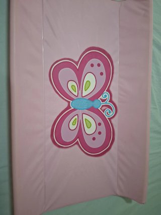 Cambiador bebé rosa con mariposa