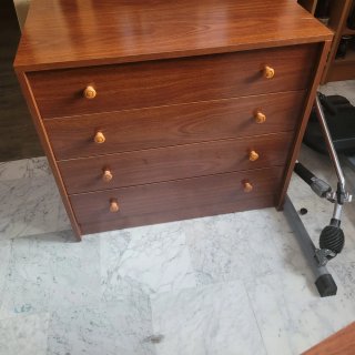 Cajonero de madera marrón