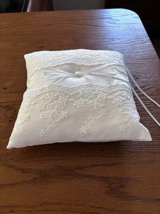 Cuscino portafedi bianco con pizzo