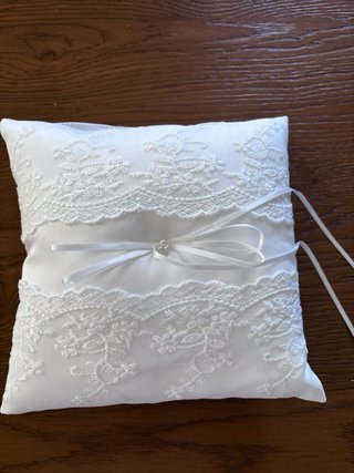Cuscino portafedi bianco con pizzo