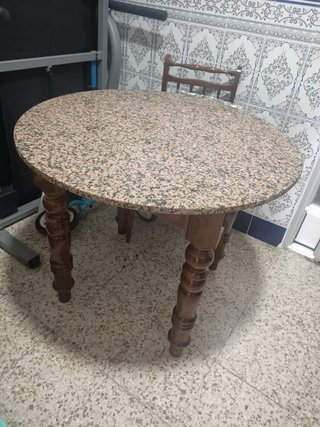 Mesa redonda de piedra y madera