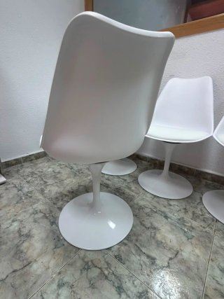 3 Sillas blancas modernas