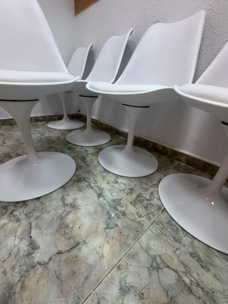 3 Sillas blancas modernas
