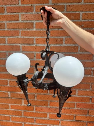 Lámpara de forja con globos de cristal