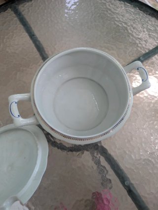 Sopera de porcelana china con bordes dorados