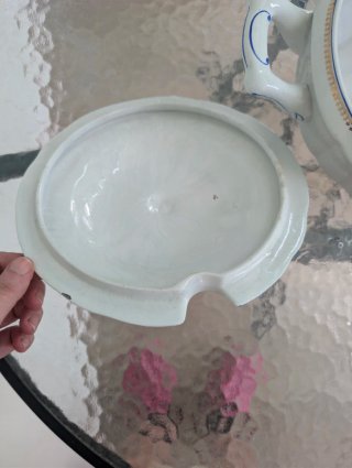 Sopera de porcelana china con bordes dorados