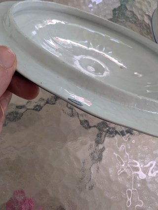 Sopera de porcelana china con bordes dorados