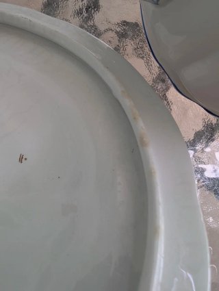 Sopera de porcelana china con bordes dorados