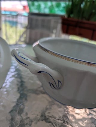 Sopera de porcelana china con bordes dorados