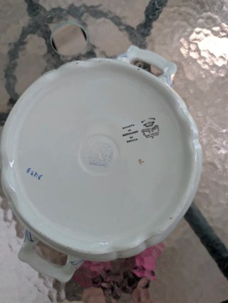 Sopera de porcelana china con bordes dorados