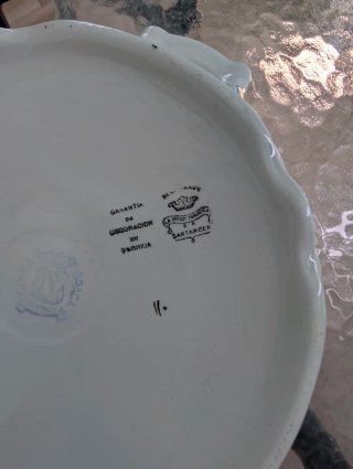 Sopera de porcelana china con bordes dorados
