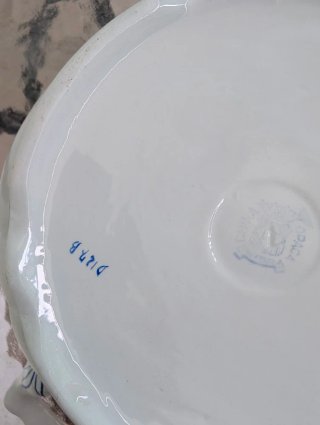 Sopera de porcelana china con bordes dorados