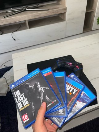 PS4 Pro + 2 Controller + 5 Giochi