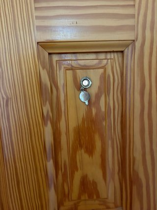 Puerta de entrada principal con cerradura