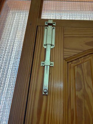 Puerta de entrada principal con cerradura