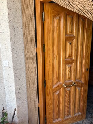 Puerta de entrada principal con cerradura