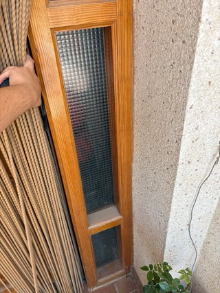 Puerta de entrada principal con cerradura